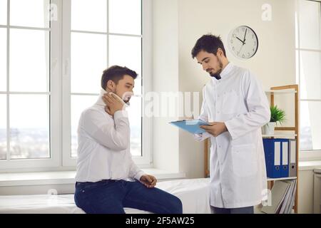 Paciente varón con cuello roto y traumatólogo médico en la clínica Foto de stock