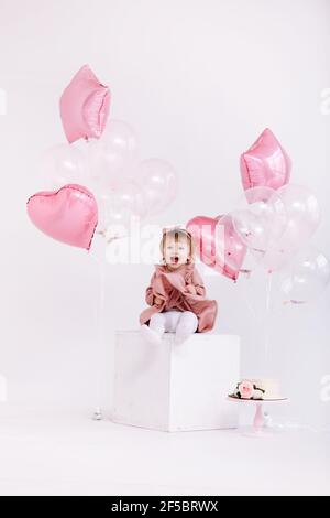 Feliz Cumpleaños 2 Años Niña En Vestido Rosa. Pastel Blanco Con