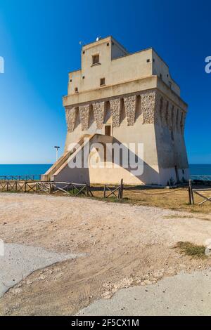 Torre Mileto castillo cerca de San Nicandro Garganico, Apulia, Italia