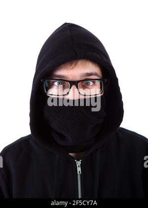 Hombre en una sudadera con capucha y cara oculta con una bufanda negra Aislado y cerrado Foto de stock