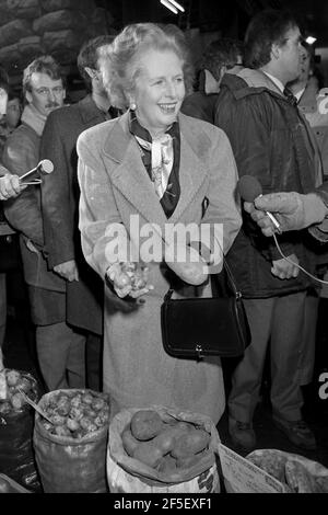 Thatcher en el norte de Inglaterra/Leeds/Bradford en 1987 Foto de stock
