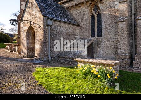 Primavera en la iglesia normanda de San Juan en el pueblo Cotswold de Elkstone, Gloucestershire, Reino Unido