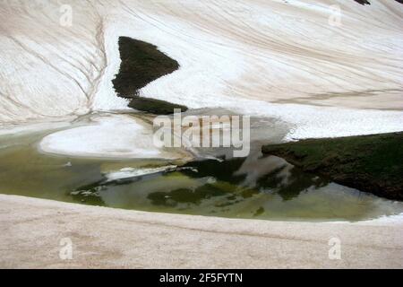 Los lagos Koruldi cubiertos de nieve y hielo se están derritiendo lentamente el resorte Foto de stock