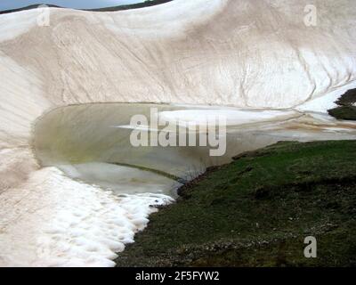 Los lagos Koruldi cubiertos de nieve y hielo se están derritiendo lentamente el resorte Foto de stock