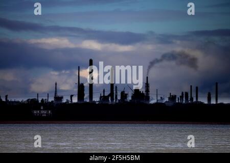 Fawley,Oil,Refinery,craqueo,calentamiento,global,playa,stacks,Advanced,ecology,The Solent,New Forest,Towers,House,smoke,Hampshire,Cowes,isle of Wight,Petro Foto de stock