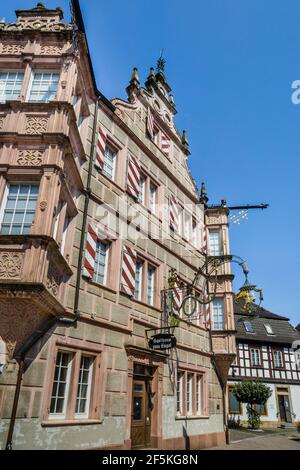 Gasthaus Zum Engel es el edificio histórico más antiguo de Bad Berzabern, que data de 1579, la ruta alemana del vino, Renania-Palatinado, Alemania Foto de stock