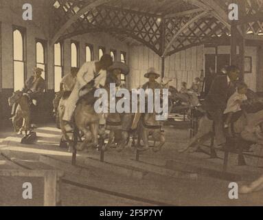 Gente montando en un carrusel. Louis Fleckenstein (Americano, 1866 - 1943) Foto de stock