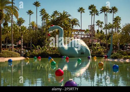Orlando, Florida, enero de 05,2021. Vista panorámica de dinosaure y adornos navideños en Hollywood Studios (114)