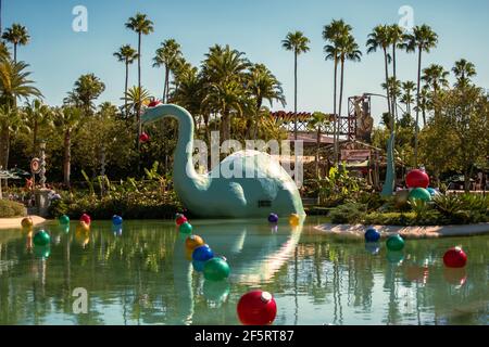 Orlando, Florida, enero de 05,2021. Vista panorámica de dinosaure y adornos navideños en Hollywood Studios (116)