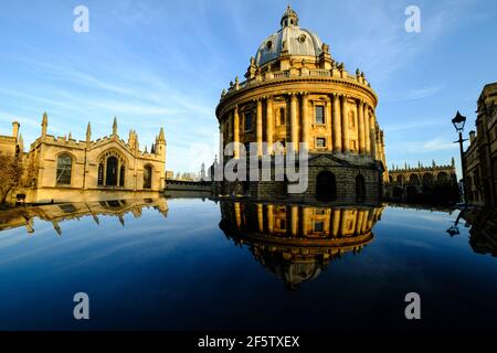La Cámara Radcliffe y el Colegio All Souls reflejado en Radcliffe Square, Oxford, Reino Unido