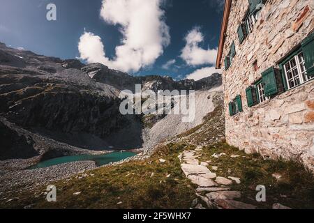 Zillertal, Alpes austriacos. Paisaje de montaña de verano, refugiado Olpererhütte, vista al embalse de Schlegeisspeicher. Foto de stock