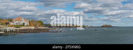 Una vista panorámica de Eaton Point y Northeast Point en Camden, Maine, visto desde la entrada al puerto en una mañana soleada en otoño Foto de stock