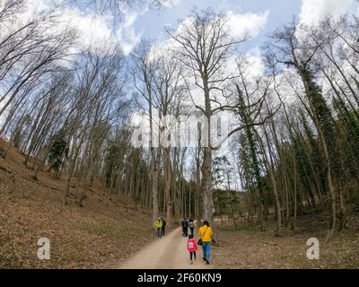 Baja Austria, Austria. 28th de marzo de 2021. La gente pasea en Naturpark Sparbach en Baja Austria cerca de Viena, Austria, 28 de marzo de 2021. Crédito: Guo Chen/Xinhua/Alamy Live News