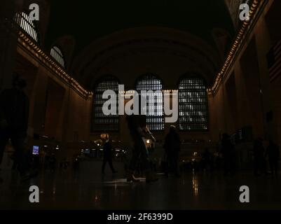 Nueva York, Estados Unidos. 29th de marzo de 2021. Los viajeros usan mascarillas mientras caminan por la Grand Central Terminal en la ciudad de Nueva York el lunes, 29 de marzo de 2021. Foto de John Angelillo/UPI crédito: UPI/Alamy Live News Foto de stock