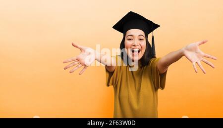 La mujer está feliz de haber logrado la graduación. Concepto de éxito en los estudios