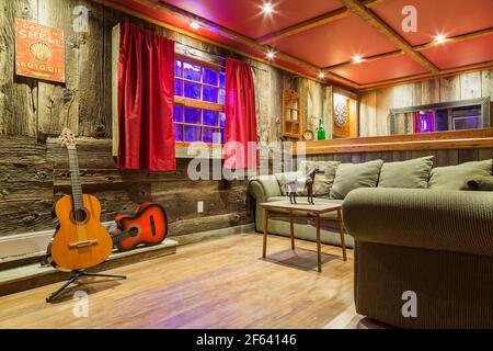 Habitación vacía con paredes rojas y piso de madera Fotografía de stock
