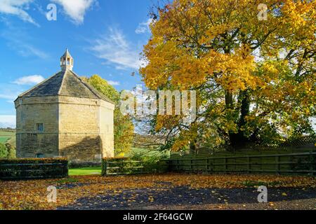 Reino Unido, South Yorkshire, Doncaster, Barnburgh Hall Dovecote Foto de stock