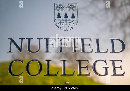 Reflexión del montículo del Castillo, en Nuffield Collage Name Plaque, Universidad de Oxford, Oxford, Oxfordshire, Inglaterra, REINO UNIDO, GB.