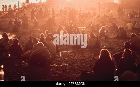 Hamburgo, Alemania. 30th de marzo de 2021. Las hamburguesas se sientan en la playa de Elbe cerca de Övelgönne en la cálida luz del sol poniente a una temperatura del aire de 20 grados. Crédito: Markus Scholz/dpa - ATENCIÓN: Usar solo en formato completo/dpa/Alamy Live News