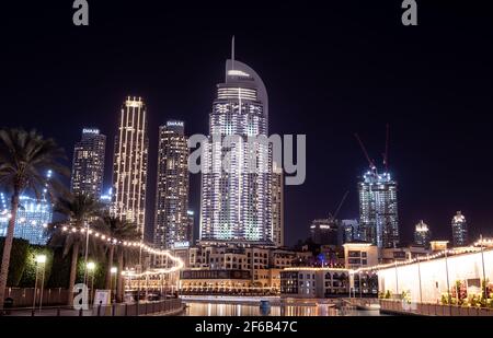 7TH JAN 2021,DUBAI,EMIRATOS ÁRABES UNIDOS. Hermosa vista del hotel de dirección iluminada, souk al bahar, el centro comercial de dubai, y otros edificios capturados por la noche Foto de stock