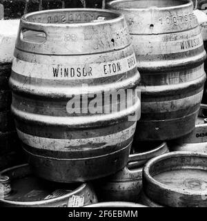 Imagen en blanco y negro de una pila o pila de Barriles de cerveza o Kegs fuera sin gente Foto de stock