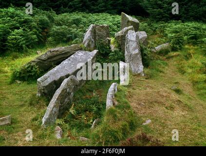 Giants' grave (N) tumba de cámara neolítica, Arran, Escocia, Reino Unido, mirando N a lo largo de la cámara de entierro a la entrada y restos de la horned Forecourt. Foto de stock