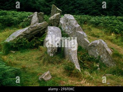 Giants' grave (N) tumba de cámara neolítica, Arran, Escocia, Reino Unido, mirando a NNE en la cámara de entierro, portales de entrada y restos de la horned Forecourt Foto de stock