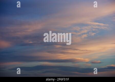 Abstracto colorido cielo de puesta de sol con diferentes formas de nubes y colores Foto de stock