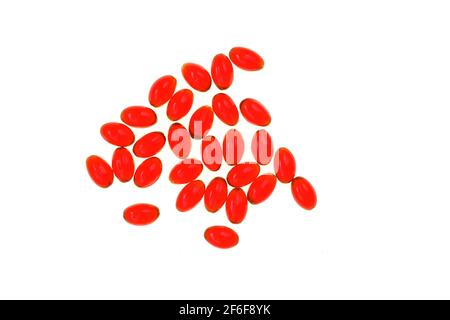 Cápsulas de gelatina roja de aceite de krill aisladas sobre fondo blanco.Fuente de Ácidos grasos omega.saludable food.krill suplementos de aceite
