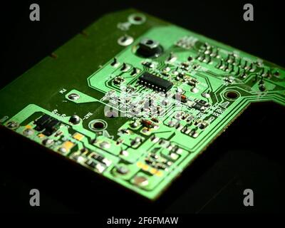 Primer Plano De Una Sola Resistencia Electrónica. Las Bandas De Color Nos  Indican Que La Resistencia De Este Componente Es De 270 Ohmios Con Una  Tolerancia Del 5% Fotos, retratos, imágenes y