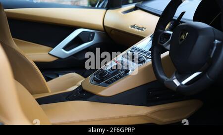 Botón de arranque del motor Lamborghini Aventador Fotografía de stock -  Alamy