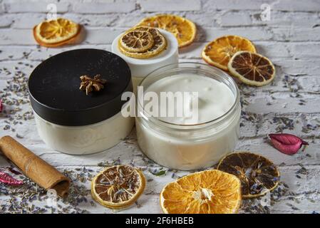 Crema hidratante orgánica con una lavanda y naranja seca sobre una mesa de  ladrillo. Hechos a mano, suplementos naturales, estilo de vida saludable  Fotografía de stock - Alamy