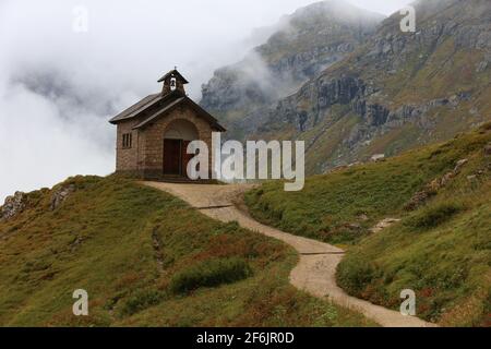 Dolomitas, Dolomitas, Südtirol, Italien, am pordoipass mit Nebel Wolken, Kirche und Bergen Foto de stock