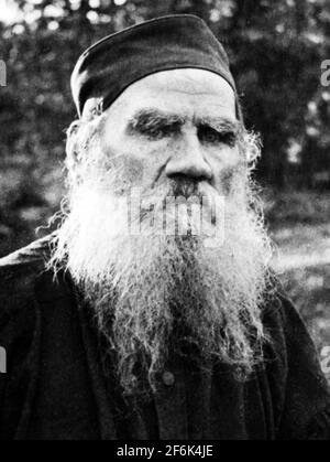 Retrato clásico foto del escritor ruso Leo Tolstoy (1828 – 1910) – autor de Guerra y Paz + Anna Karenina. Foto alrededor de 1897. Foto de stock