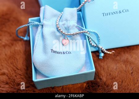 Tyumen, Rusia-15 de marzo de 2021: Caja de regalo de joyería Tiffany. Tarjeta regalo pulsera joyería