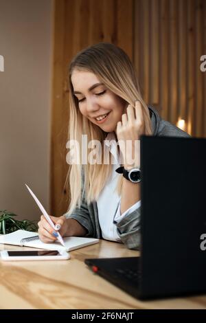 Copywriter, creador de contenido, copywriting remoto. Mujer joven freelancer escribiendo en el teclado utilizando el ordenador portátil en el café, la oficina. Copywriter trabajando Foto de stock