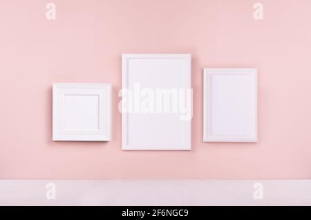 Interior de color rosa pastel tranquilo con un conjunto de marcos de fotos  blancos en blanco para texto, diseño, póster, cuadros colgados en una pared  rosa pastel con cortina de seda a