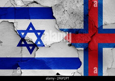 Banderas de Israel e Islas Feroe pintadas en la pared agrietada Foto de stock