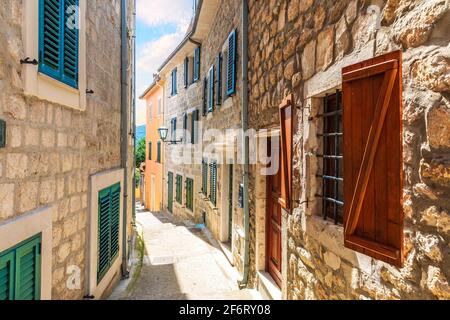 Herceg Novi casco antiguo estrecha calle europea, Montenegro.