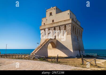 Castillo de Torre Mileto cerca de San Nicandro Garganico, Apulia, Italia.