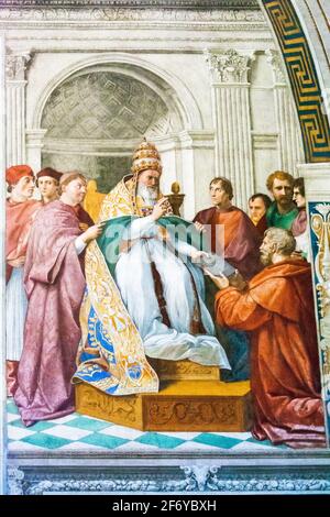 Vaticano - 06 de octubre de 2018: La entrega de los Decretales al Papa Gregorio IX, sala de la firma, las salas de Rafael, Rafael, Museos Vaticanos, Italia Foto de stock