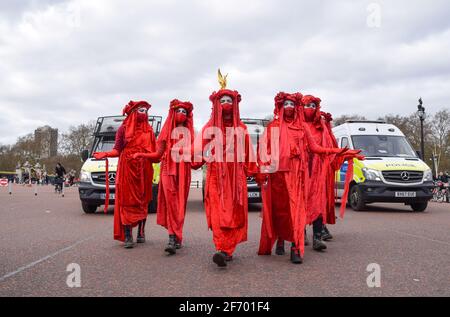 Extinción la Brigada Rebelión Roja de la Rebelión actuando en la protesta de Kill the Bill fuera del Palacio de Buckingham mientras miles marchaban por el centro de Londres en protesta por el proyecto de ley de policía, crimen, sentencia y tribunales.