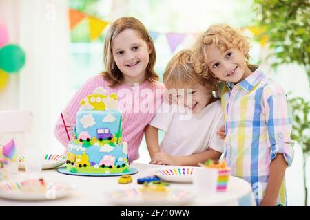 Photoshoot aplastar smashcake para un niño pequeño caballero. Decoradas con  un estilo retro de madera photozone coche y globos de helio. Feliz  cumpleaños, 1 año Fotografía de stock - Alamy