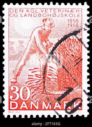 MOSCÚ, RUSIA - 20 DE ENERO de 2021: Sello postal impreso en Dinamarca muestra Harvester, alrededor de 1958 Foto de stock