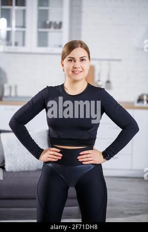 Hermosa chica atlética delgada en el modelado de ropa deportiva al aire  libre. Estilo de vida saludable Fotografía de stock - Alamy