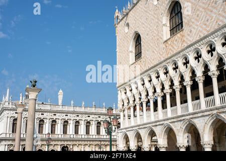 Parte del famoso Palacio Doges y la Biblioteca Marciana, vista en Venecia, Italia