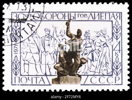 MOSCÚ, RUSIA - 12 DE ENERO de 2021: Sello postal impreso en la URSS (Rusia) dedicado al 30th Aniversario de la Defensa de Liepaja, serie, alrededor de 1971 Foto de stock