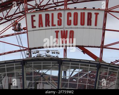 Demoliendo el dos centro de exposiciones de Earl's Court en Londres, Reino Unido