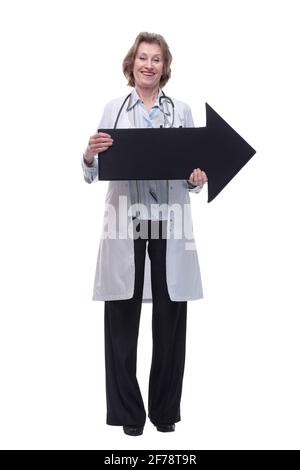 Médico médico de alto nivel amable que señala la dirección con flecha