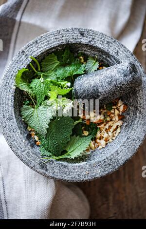Mostaza de ajo y pesto de almendras